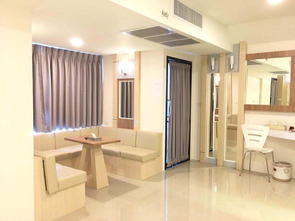 The Chic 101 Hotel Selaphum Екстериор снимка